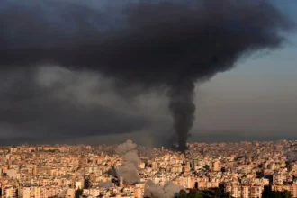 Το Ιράν συνεχίζει τα πλήγματα εναντίον του Ισραήλ και χωρών του Κόλπου