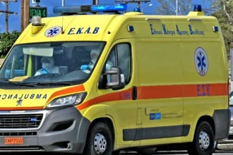 Τραγωδία στη Χαλκίδα: 35χρονος εντοπίστηκε νεκρός μέσα σε αυτοκίνητο έξω από σχολείο.