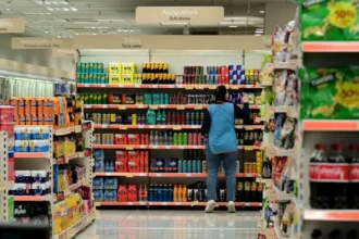 Τρόφιμα και υπηρεσίες κρατούν ψηλά τον πληθωρισμό, ανησυχία για την ενέργεια