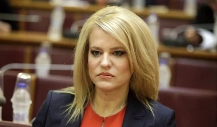 Τζάκρη: Δεν απέκλεισε επιστροφή στο ΠΑΣΟΚ – «Όταν έχω κάτι, θα το πω» – Καιρίδης: «Είστε πολιτική τουρίστρια»