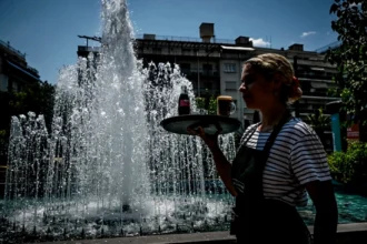 Ασφυκτικές ελλείψεις προσωπικού στη σεζόν με 90.000 κενές θέσεις στον τουρισμό και την εστίαση