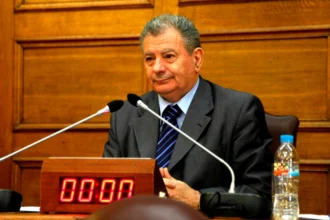 Δίκη για τον θάνατο του Σήφη Βαλυράκη: Δύο τραύματα θα ήταν θανατηφόρα ακόμα κι αν δεν έπεφτε στο νερό, κατέθεσε ο ιατροδικαστής