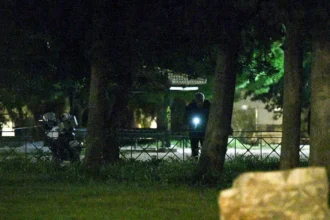 Δολοφονία γιου αξιωματικού της ΓΑΔΑ: Το «ελληνικό FBI» ψάχνει κάμερες, μαρτυρίες και τον μαχαιροβγάλτη που σκότωσε τον νεαρό