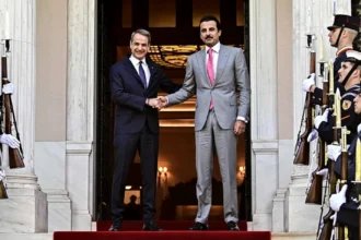 «Ευχαριστώ για τη στήριξη»: Οι επενδύσεις και οι εξελίξεις στη Μέση Ανατολή στη συνάντηση Μητσοτάκη με τον εμίρη του Κατάρ