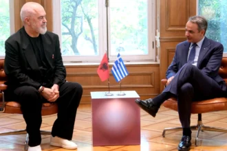 Εντι Ράμα: Απολογήθηκε στον Μητσοτάκη για την αμφίεσή του, «ζητώ συγγνώμη που δεν είμαι ντυμένος τόσο επίσημα όσο εσείς»