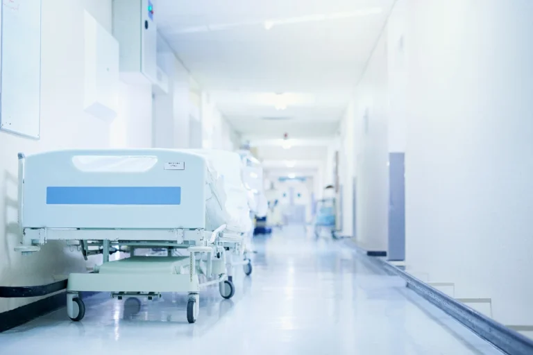 Συγκλονίζει η 20χρονη εγκαυματίας στη Θεσσαλονίκη: «Ο γιατρός μου έριξε ένα υγρό και άρχισα να καίγομαι αφόρητα»
