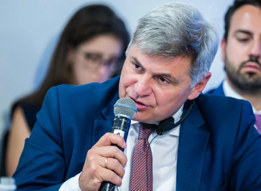 Φαραντούρης: Αντί για αξιοκρατία, πελατειακές σχέσεις. Αντί για αριστεία, μετριότητα και διαφθορά