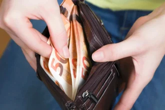 Φόροι και εισφορές «τρώνε» πάνω από το 37% του εισοδήματος των εργαζομένων