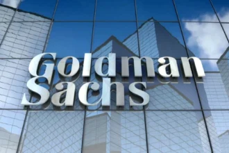Goldman Sachs: Αυξάνει τις προβλέψεις για το Brent – «Ακραία» η μείωση των παγκόσμιων αποθεμάτων
