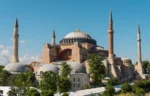 Κωνσταντινούπολη: Συνελήφθησαν δυο Έλληνες που άνοιξαν ελληνική σημαία στην Αγιά Σοφιά