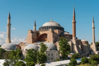 Κωνσταντινούπολη: Συνελήφθησαν δυο Έλληνες που άνοιξαν ελληνική σημαία στην Αγιά Σοφιά