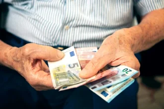 Μαζική έξοδος ασφαλισμένων το 2026 με ρεκόρ αιτήσεων συνταξιοδότησης και φόβους για αυστηρότερα όρια