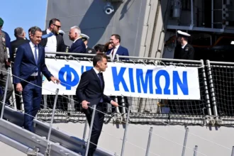 Μητσοτάκης και Μακρόν επιθεώρησαν τη φρεγάτα «Κίμων» – δείτε το πλήρες βίντεο