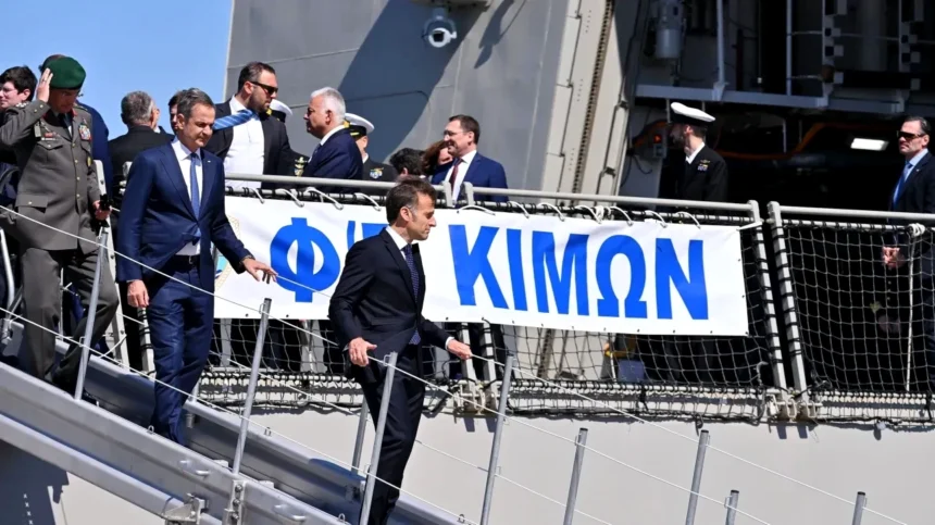 Μητσοτάκης και Μακρόν επιθεώρησαν τη φρεγάτα «Κίμων» – δείτε το πλήρες βίντεο