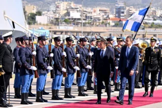 Μητσοτάκης-Μακρόν: Στο Μέγαρο Μαξίμου οι δύο ηγέτες – Επισκέφτηκαν τη φρεγάτα «Κιμών»