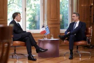 Μητσοτάκης-Μακρόν: Υπεγράφησαν εννέα συμφωνίες μεταξύ Ελλάδας και Γαλλίας – Επίσκεψη στη φρεγάτα «Κιμών»