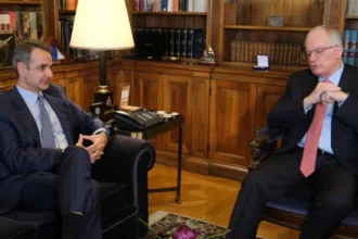 Μητσοτάκης σε Τασούλα: «H κυβέρνηση έχει κάνει το καλύτερο για να στηρίξει τα ελληνικά νοικοκυριά»