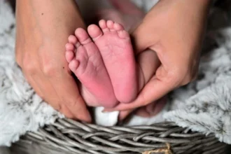 «Νταντάδες της Γειτονιάς»: Ανοίγει σήμερα η πλατφόρμα, ο πλήρης οδηγός για γονείς και επιμελητές
