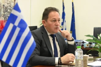 Πέτσας για Λαζαρίδη: “Περιμένω από το Υπουργείο Παιδείας να μας πει με ποια διαδικασία προσελήφθη το 2007”