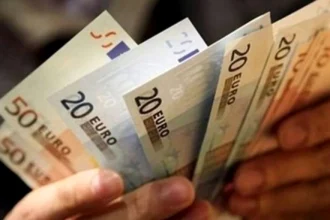 Σε ισχύ από σήμερα η νέα αύξηση στον κατώτατο μισθό – Διαμορφώνεται στα 920 ευρώ