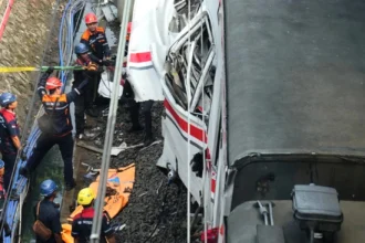 Σιδηροδρομική τραγωδία στην Ινδονησία: Τουλάχιστον 14 νεκροί από τη σύγκρουση τρένων, πολλοί οι τραυματίες