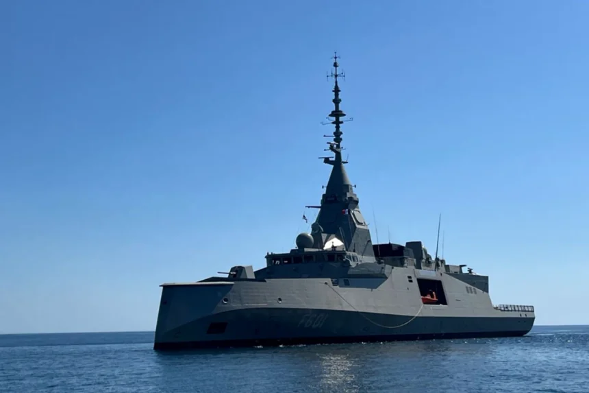 Στον Πειραιά για πρώτη φορά η φρεγάτα Κίμων, αύριο το πρωί θα την επισκεφθούν Μητσοτάκης – Μακρόν