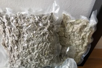 Συνελήφθη 27χρονος που παρέλαβε ταχυδρομικό δέμα με σχεδόν 2 κιλά κάνναβης
