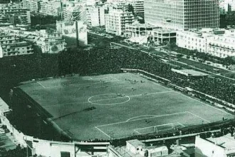 Τσουγκρίζοντας κόκκινα αυγά στη σέντρα