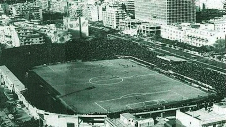Τσουγκρίζοντας κόκκινα αυγά στη σέντρα