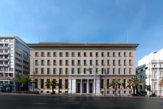 ΤτΕ: Σε πορεία αναβάθμισης το ελληνικό αξιόχρεο με αποκλιμάκωση του δημοσίου χρέους
