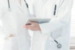 Υγεία: Περισσότεροι από 5.400 νέοι γιατροί έχουν μεταναστεύσει τα τελευταία πέντε χρόνια