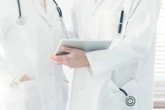 Υγεία: Περισσότεροι από 5.400 νέοι γιατροί έχουν μεταναστεύσει τα τελευταία πέντε χρόνια