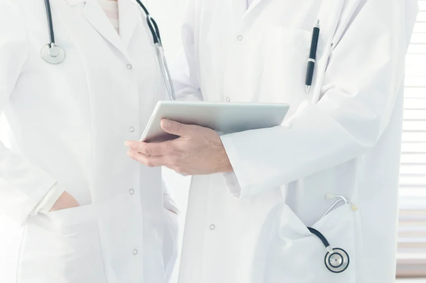 Υγεία: Περισσότεροι από 5.400 νέοι γιατροί έχουν μεταναστεύσει τα τελευταία πέντε χρόνια