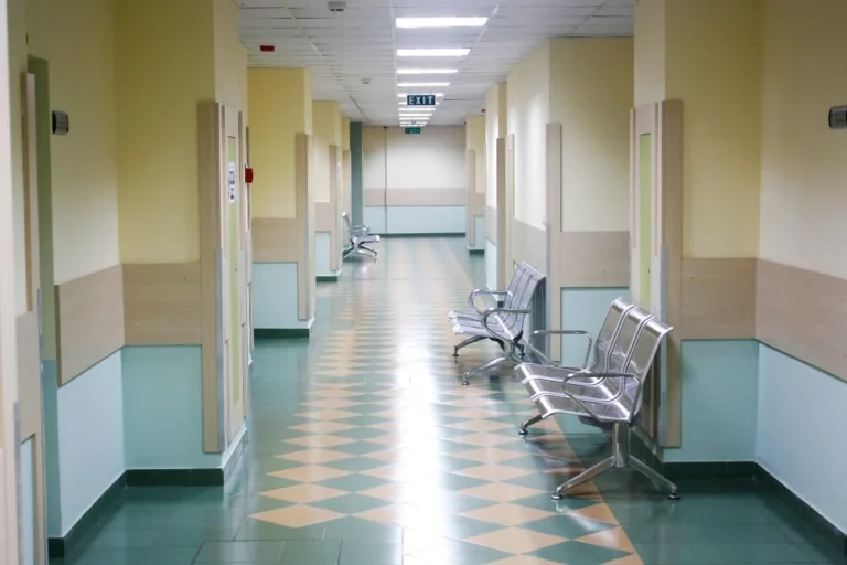 Πάτρα: «Έπεσε από την κούνια» λέει η μητέρα του 7 μηνών μωρού που εισήχθη στο νοσοκομείο με κάταγμα μηρού και τραύματα στο κεφάλι