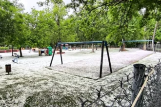 Χαλαζόπτωση στην Καρδίτσα: Το… έστρωσε μέσα σε 15 λεπτά στο κέντρο της πόλης