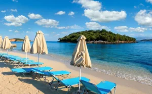 «Chios Pass 2026» – «Kythira Pass 2026»: Ξεκινάνε αύριο οι αιτήσεις για τα vouchers διακοπών των 300 ευρώ – Ποιοι οι δικαιούχοι