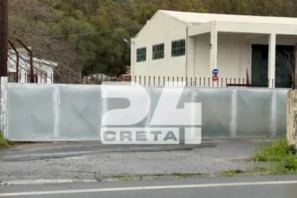Ένταση έξω από δομή μεταναστών στις Μαλάδες κατά την επίσκεψη κλιμακίου του υπουργείου Μετανάστευσης – Μαζεύτηκαν κάτοικοι και διαμαρτύρονταν