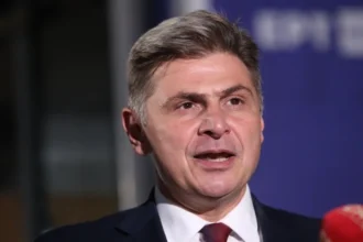 Φαραντούρης: Στον ΣΥΡΙΖΑ δεν με ήθελαν, η υποδοχή μου στο συνέδριο του ΠΑΣΟΚ ήταν συγκινητική