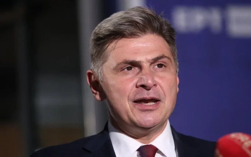 Φαραντούρης: Στον ΣΥΡΙΖΑ δεν με ήθελαν, η υποδοχή μου στο συνέδριο του ΠΑΣΟΚ ήταν συγκινητική