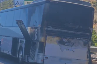 Φωτιά σε τουριστικό λεωφορείο στην Περιφερειακή Υμηττού – Κλειστές λωρίδες και κυκλοφοριακό κομφούζιο