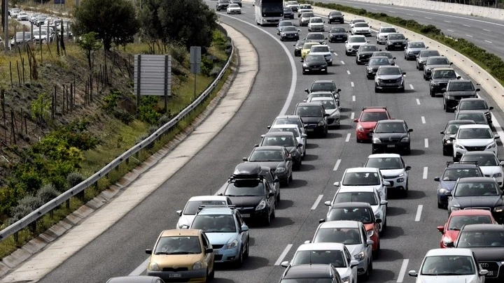 Live η κίνηση τώρα στους δρόμους: Μεγάλη ταλαιπωρία και στα δύο ρεύματα του Κηφισού, καθυστερήσεις σε κέντρο και Αττική Οδό