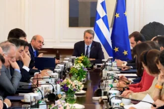 Μητσοτάκης στο υπουργικό: Επανεμφανιζόμενοι πρωταγωνιστές με άλλο προσωπείο – Τέλη Ιουνίου τα 150 ευρώ για κάθε παιδί, επέκταση του diesel και τον Ιούλιο