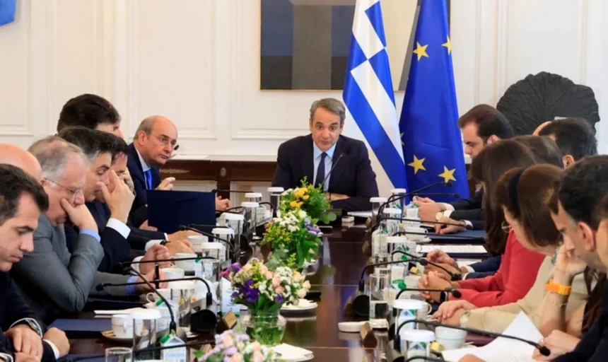 Μητσοτάκης στο υπουργικό: Επανεμφανιζόμενοι πρωταγωνιστές με άλλο προσωπείο – Τέλη Ιουνίου τα 150 ευρώ για κάθε παιδί, επέκταση του diesel και τον Ιούλιο