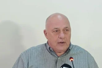 Ο Αχιλλέας Μπέος ζητά να σβηστούν τα ονόματα των Τεμπών από το Σύνταγμα, «να παρέμβει ο Μητσοτάκης»