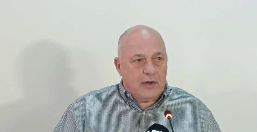 Ο Αχιλλέας Μπέος ζητά να σβηστούν τα ονόματα των Τεμπών από το Σύνταγμα, «να παρέμβει ο Μητσοτάκης»
