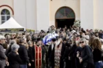 Οργισμένη στην κηδεία η αδερφή του 21χρονου Νικήτα στο Ηράκλειο: «Φύγετε, ήρθατε τώρα που τον σκότωσαν» φώναζε μαζί με συγγενείς σε αστυνομικούς