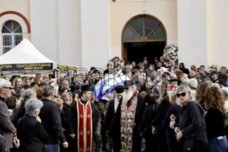 Οργισμένη στην κηδεία η αδερφή του 21χρονου Νικήτα στο Ηράκλειο: «Φύγετε, ήρθατε τώρα που τον σκότωσαν» φώναζε μαζί με συγγενείς σε αστυνομικούς