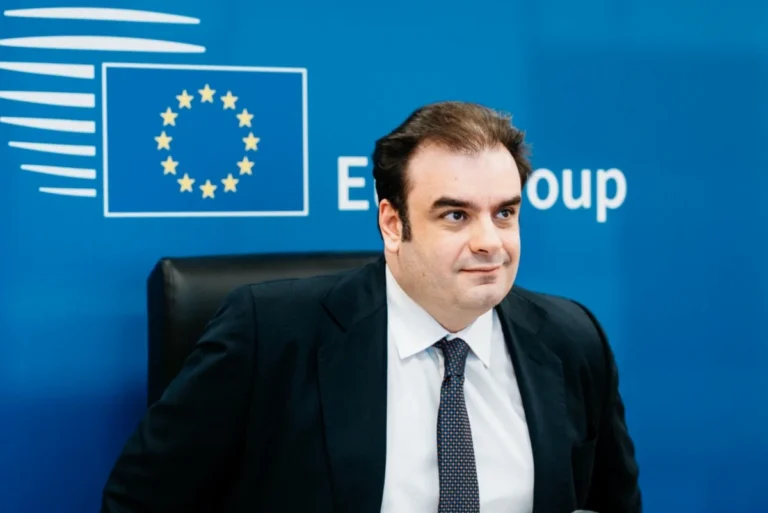 Ακατάσχετα τα επιδόματα που καταβάλλονται από το Υπουργείο Παιδείας σε μαθητές με παρέμβαση Πιερρακάκη