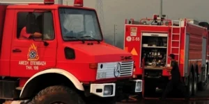 Πυρκαγιά σε χαμηλή βλάστηση στα Καλύβια Θορικού Αττικής