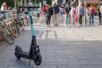 Σχέδιο για πλήρη απαγόρευση των πατινιών στους ανηλίκους ανακοίνωσε ο Χρυσοχοΐδης